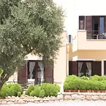 Berdoussis فندق 2*
