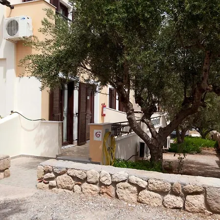 Отель Berdoussis 2*