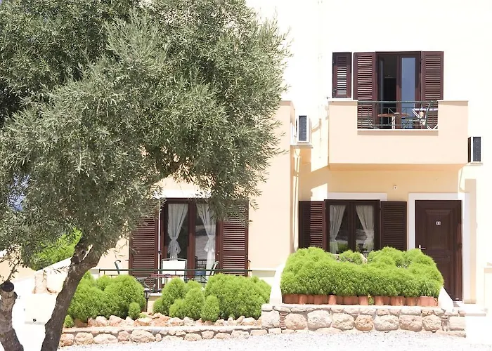 Berdoussis فندق 2*